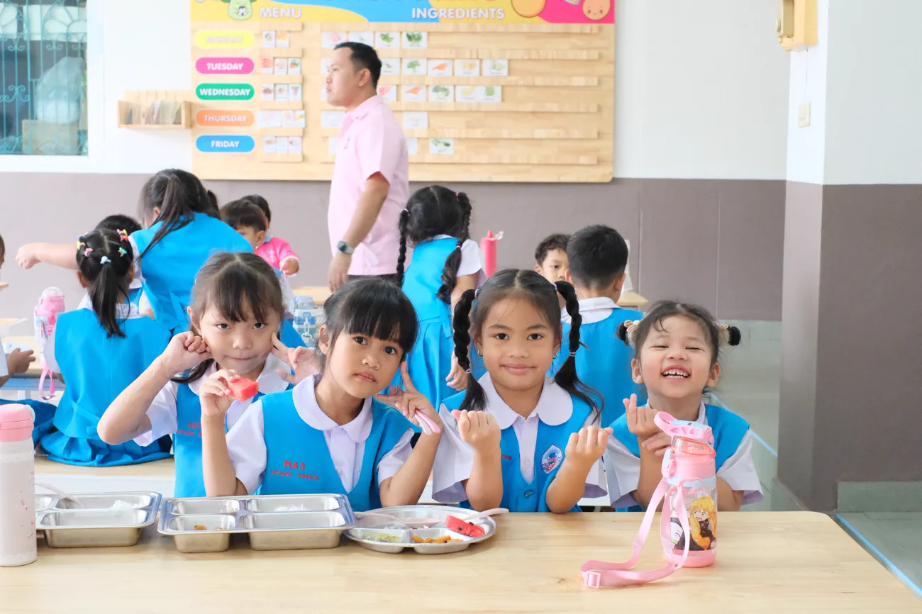 เด็กนั่งรับประทานอาหารร่วมกันในโรงอาหาร